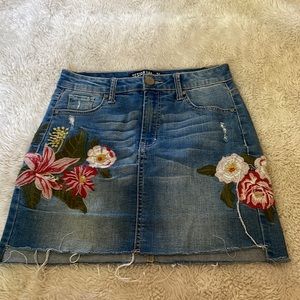 Jean mini skirt with flower embroidery